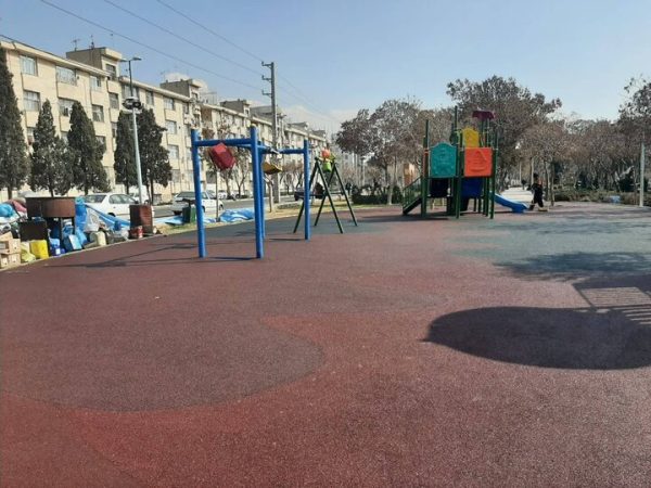 بهسازی کفپوش زمین بازی کودکان در بوستان‌های منطقه ۲۰