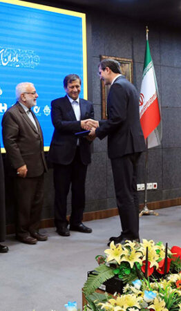 مدیرعامل بانک سینا لوح تقدیر یاور اشتغال و خودکفایی دریافت کرد مدیرعامل بانک سینا لوح تقدیر یاور اشتغال و خودکفایی دریافت کرد