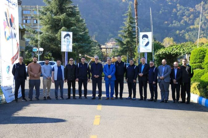 کارکنان شادمان مشتریان شادمان به بانک تحویل می دهند کارکنان شادمان مشتریان شادمان به بانک تحویل می دهند