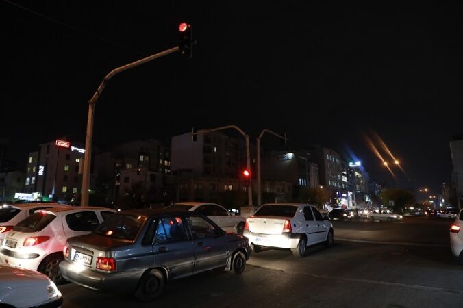 نصب دکلهای چند وجهی چراغ راهنمایی در میدان کتاب نصب دکلهای چند وجهی چراغ راهنمایی در میدان کتاب