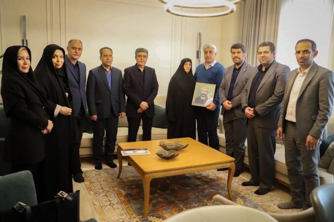 تقدیر از فرزندان شهدای شاغل در بیمه مركزی تقدیر از فرزندان شهدای شاغل در بیمه مركزی