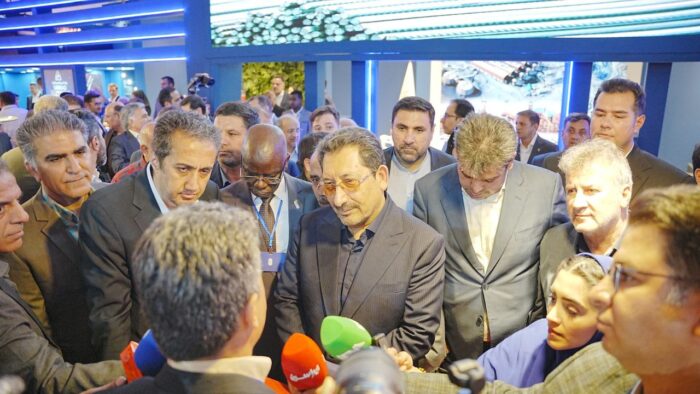 حضور وزیر صنعت، معدن و تجارت و رئیس هیات عامل ایمیدرو در غرفه ایمیدرو /ارایه گزارش دستاوردهای ایمیدرو همچون تکنولوژی PERED و راه اندازی معدن مهدی آباد از سوی آقاجانلو حضور وزیر صنعت، معدن و تجارت و رئیس هیات عامل ایمیدرو در غرفه ایمیدرو /ارایه گزارش دستاوردهای ایمیدرو همچون تکنولوژی PERED و راه اندازی معدن مهدی آباد از سوی آقاجانلو