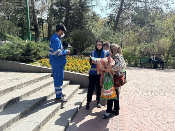 آموزش مدیریت پسماند و توزیع نهال در منطقه یک