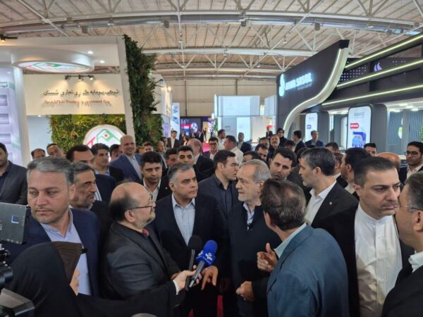 بازدید دکتر پزشکیان از غرفه هلدینگ خلیج فارس در نمایشگاه نفت، گاز و پتروشیمی بازدید دکتر پزشکیان از غرفه هلدینگ خلیج فارس در نمایشگاه نفت، گاز و پتروشیمی