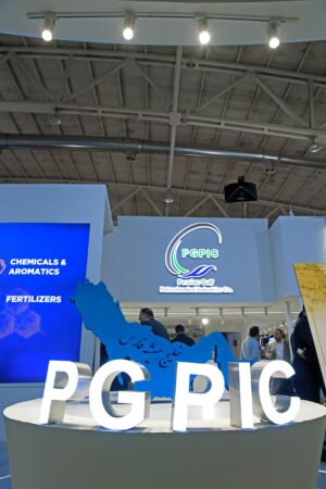 تقدیر رئیس شورای اطلاعرسانی دولت و امام جمعه ماهشهر از عملکرد هلدینگ خلیج فارس/ حضور پررنگ نمایندگان مجلس در غرفه بزرگترین هلدینگ پتروشیمی کشور تقدیر رئیس شورای اطلاعرسانی دولت و امام جمعه ماهشهر از عملکرد هلدینگ خلیج فارس/ حضور پررنگ نمایندگان مجلس در غرفه بزرگترین هلدینگ پتروشیمی کشور