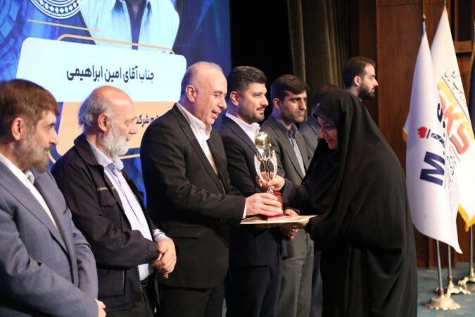 تندیس زرین رضایتمندی مشتری به فولاد خوزستان رسید تندیس زرین رضایتمندی مشتری به فولاد خوزستان رسید
