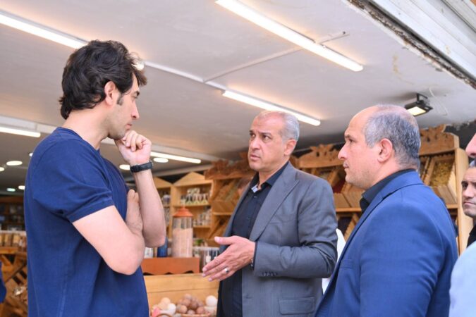 شهردار منطقه یک در جمع تعدادی از آسیبدیدگان، دلجویی و تسریع در بازسازی پس از جنگ شهردار منطقه یک در جمع تعدادی از آسیبدیدگان، دلجویی و تسریع در بازسازی پس از جنگ