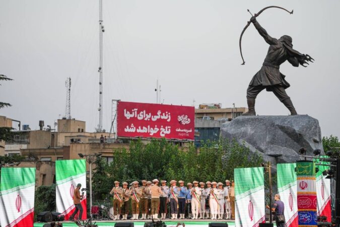 برگزاری برنامههای حماسی و آیینی "آرش سرباز ایران" در میدان ونک برگزاری برنامههای حماسی و آیینی “آرش سرباز ایران” در میدان ونک