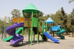 نصب ست‌های بازی کودکان در بوستان‌های منطقه ۱۹ در قالب طرح «من شهردارم