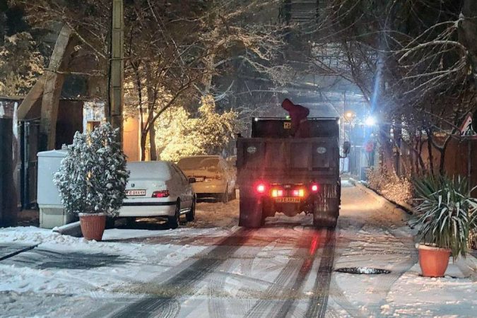 برف روبی معابر منطقه یک با فعالیت شبانه‌روزی ۷۰۰ نیروی عملیاتی