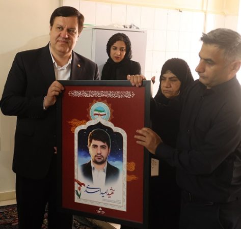 دیدار مدیرعامل بانك ملت با خانواده شهید امید اسدی، از كاركنان شهید بانك در جنگ رمضان