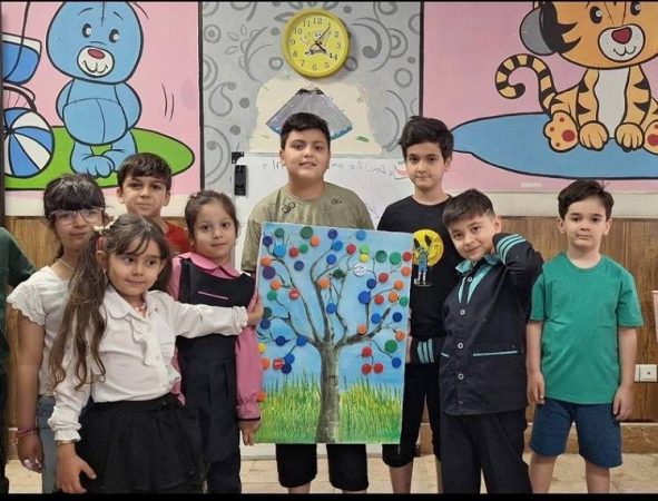 کودکان منطقه ۲ با مواد دور ریختنی  «درخت طبیعت» ساختند