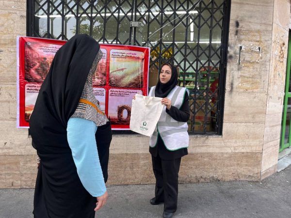 آموزش تفکیک پسماند و ترویج هفته بدون پلاستیک و نصب پوسترهای طرح در نقاط مختلف