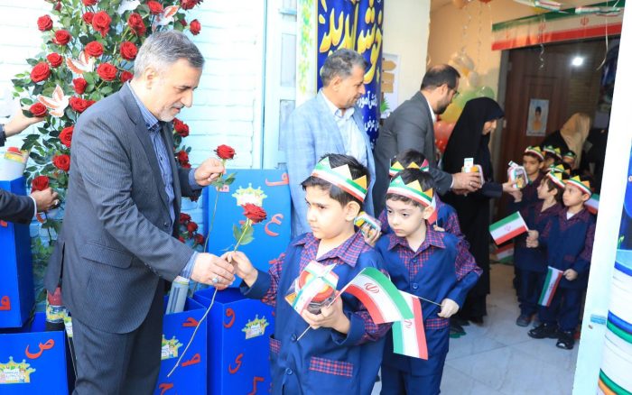زنگ شکوفه ها برای کلاس اولی‌های محله ایران توسط شهردار منطقه ۱۲ نواخته شد